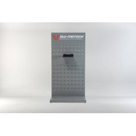 Présentoir de vente aménagé. Thème : topcases et accessoires.