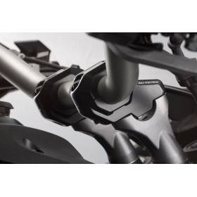 Réhausseur de guidon avec déport Diamètre 22 mm H30 mm. Recul de 21 mm. Noir.