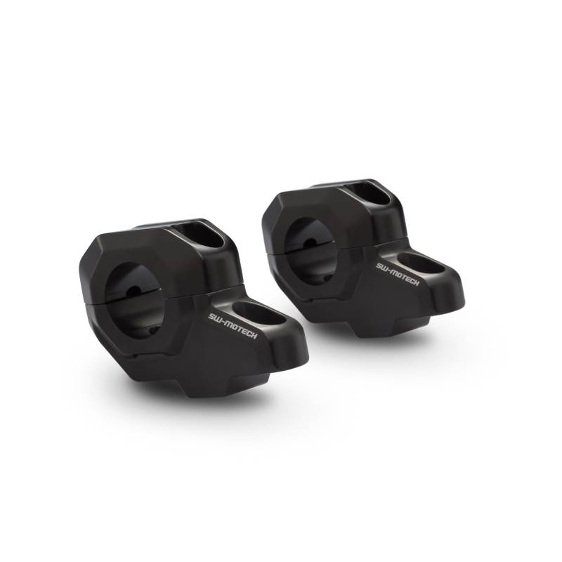 Réhausseur de guidon avec déport Diamètre 28 mm H30 mm. Recul de 22 mm. Noir. Réhausseur de guidon avec déport Diamètre 28 mm H30 mm. Recul de 22 mm. Noir.